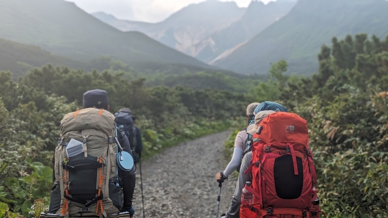 時登山開始。安政火口までゆるゆる登ります。